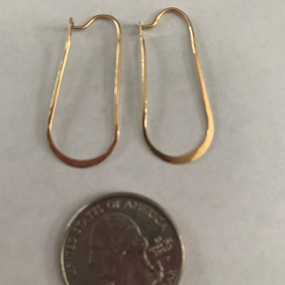 Hand-made thin gold earrings. - Picture 2 of 3